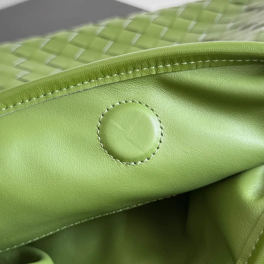 Batch 1960 It seems that this bag from BV has been popular recently ~ The new Hop is really not too beautiful. The whole bag has no seams. The bag body and handles are made of one piece of leather. It reflects the style and essence of Bottega Veneta. It truly represents craftsmanship and creativity. The large size has a very loose and lazy upper body. Big bag lovers will definitely not regret buying it. Style number: 796262 Size: 46*21*10cm